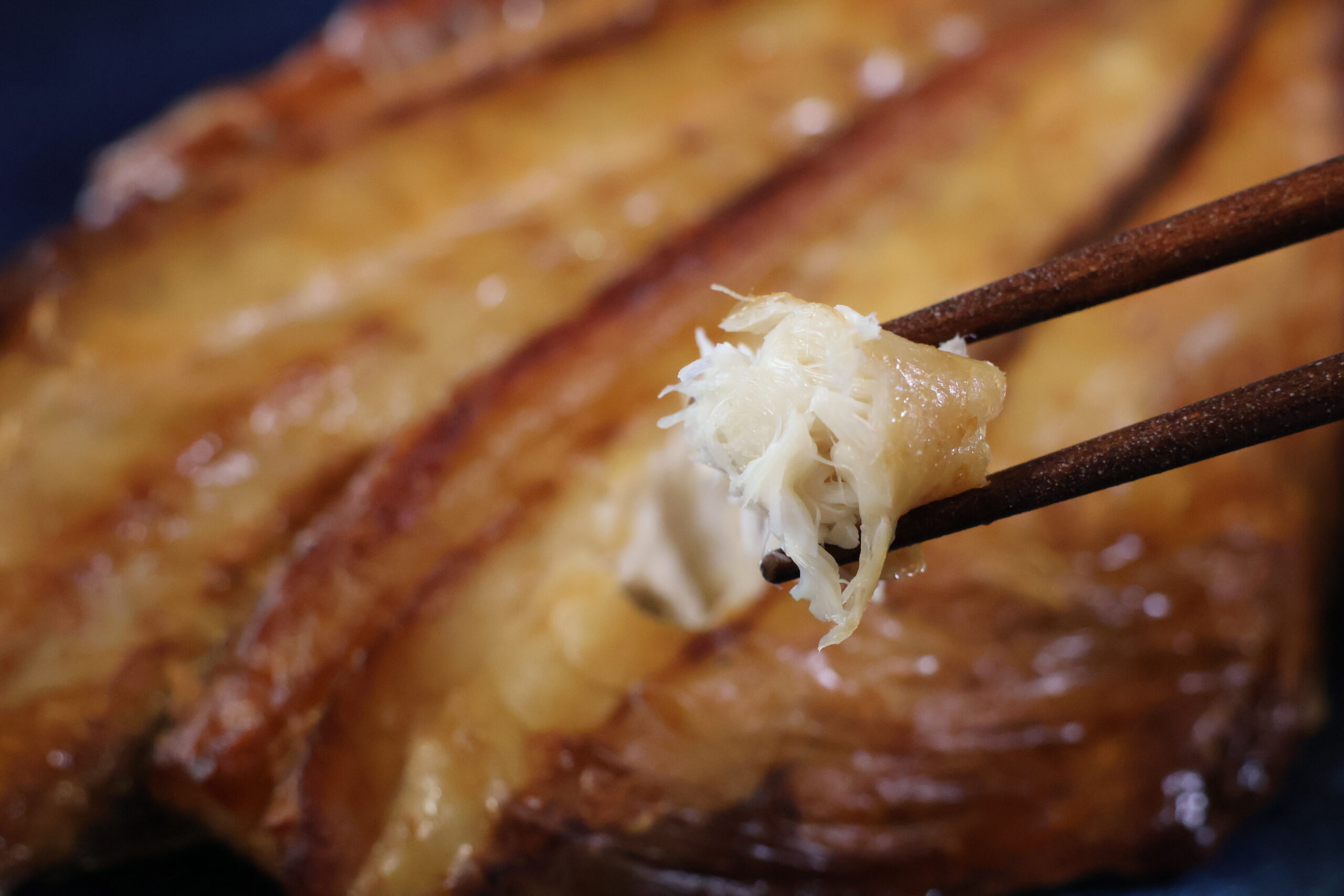 アジの干物を食べるところ