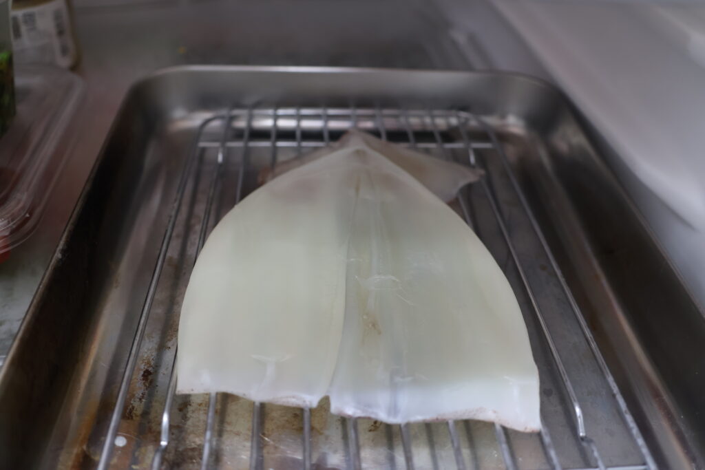 スルメイカで干物を作っている様子